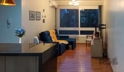 Espaçoso apartamento semi-mobiliado de 3 dormitórios, incluindo 1 suíte, destaca-se pelo amplo living e sala de jantar, cozinha americana com churrasqueira e excelente acabamento, com móveis planejado