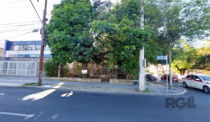 OPORTUNIDADE PARA NEGÓCIO - TERRENO DE ESQUINA AO LADO DA CAIXA!      &lt;BR&gt;&lt;BR&gt;Terreno de esquina, na Av dr Carlos barbosa, com a rua Oscar Schneider, com 11 metros de frente por 33 metros 