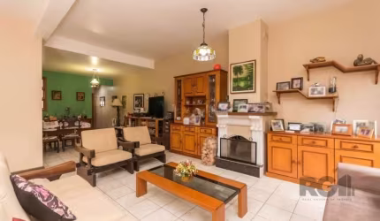 Ótima casa à venda no Jardim Botânico, Porto Alegre/RS. Com 3 dormitórios, sendo 1 suíte, 2 vagas de garagem coberta. &lt;BR&gt;Infraestrutura completa com área de serviço ampla, churrasqueira, cozinh