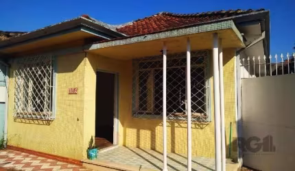 Casa localizada no bairro Vila Ipiranga, com 152m ². Imóvel dispõe de 02 dormitórios, sala de estar/jantar, cozinha, banheiro, área de serviço e pisos em parquet. Imóvel com pátio e posição solar priv