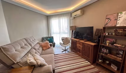 Em andar alto, com vista definida, excelente apartamento no bairro Camaquã, com 2 dormitórios, living para 2 ambientes, sendo sala de estar e sala de jantar, cozinha com móveis planejados, área de ser