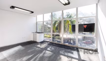 Sala comercial , com 45,21m² de área privativa e 59,18m² de área total, este imóvel conta com 1 banheiro social, de frente.&lt;BR&gt;Vaga escriturada&lt;BR&gt;Localizado em uma das regiões mais valori