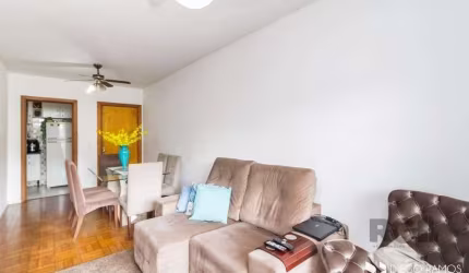 Este é um apartamento com três dormitórios e uma área total de 88m², que inclui uma sacada. Também possui uma área de serviço separada e uma dependência de empregada, oferecendo espaço adicional. O ap