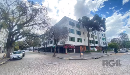 Apartamento de 126m² privativos, com reforma hidráulica e elétrica  com ambientes amplos e bem distribuídos. Segundo andar !&lt;BR&gt;&lt;BR&gt;O living pode ser  integrado a  cozinha ao lado, área de