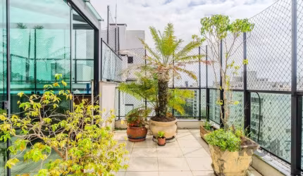 Excelente cobertura horizontal com piscina. O imóvel conta com espaçoso living para dois ambientes, lareira, 3 dormitórios, sendo 1 suíte, banheiro social, cozinha americana com móveis planejados e ch