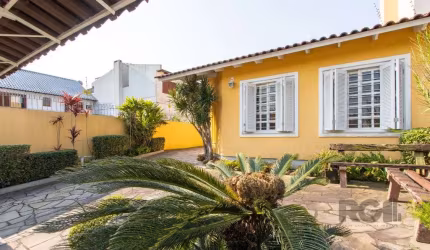 Casa residencial com 4 dormitórios, sendo 3 suítes no bairro Ipanema, dois deles com sacada, uma suíte máster com hidro, uma suíte com closet e outra estilo americano, 5 banheiros, 1 lavabo, vaga para