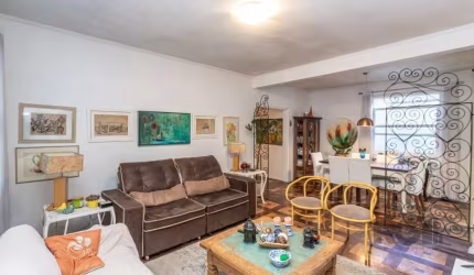 Ótimo e amplo apartamento no Bom Fim, de frente, com 116m² privativos, de 4 dormitórios. Possui  hall de entrada, sala ampla para 2 ambientes com sala de estar e sala de jantar, 4 dormitórios sendo 2 