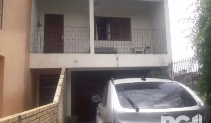 Casa de rua com 3 dormitórios, 2 vagas.