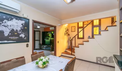Ótimo e amplo sobrado no bairro Moinhos de Vento, com 174m² construídos, em terreno de esquina, com 4 dormitórios e amplo pátio. Possui sala de estar com lareira, sala de jantar, lavabo, 4 dormitórios