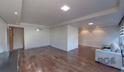 Vendo excelente apartamento de frente com 131 m², sendo 3 dormitórios, 1 suíte, 4 banheiros, living 3 ambientes, todo envidraçado, lavabo, cozinha, dependência completa, banheiro auxiliar, 1 vaga de g