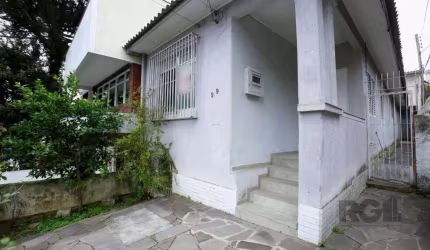Casa alvenaria.&lt;BR&gt;São duas casas. A casa da frente com dois dormitórios e demais peças. A casa dos fundos com Três dormitórios e demais peças. Localizada  proximoa a Avenida Protásio Alves. Ao 