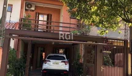 Casa residencial de 3 dormitórios sendo um uma suíte localizada no bairro Guarujá.&lt;BR&gt;&lt;BR&gt;Imóvel com o living de 2 ambientes, acabamento em gesso, sala de jantar, cozinha americana com arm