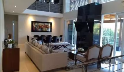 Casa mobiliada, com rquitetura moderna, living com pé-direito duplo, 03 dormitórios, todos com sacada, sendo 01 suíte com closet, sala de cinema, lareira, gabinete, biblioteca, copa cozinha, salão de 