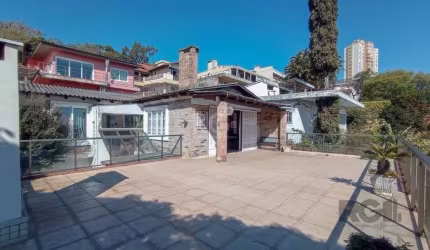 Casa com 04 dormitórios no Bairro Cristal, com vista permanente do Por Sol no Guaíba, no 1º  pavimento possui living amplo com lareira, living jantar, copa cozinha, 3 dormitórios e 1 gabinete. No 2º p