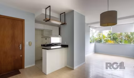 Lindo apartamento com living estendido, cozinha americana com churrasqueira, banheiro social e área de serviço integrada, com dois dormitorios.&lt;BR&gt;Todo reformado, impecavel.&lt;BR&gt; Conta com 