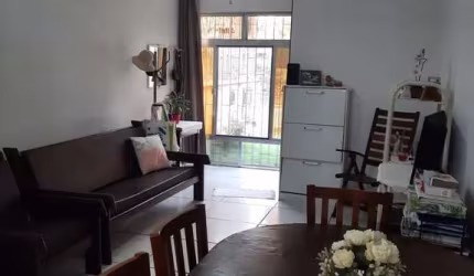 Casa térrea no bairro Santana em Porto Alegre. Sala , cozinha, área de churrasqueira, lavanderia. Terraço sobre a construção. Terreno 6,60x33,00. 1 vaga de garagem coberta. Excelente localização, próx