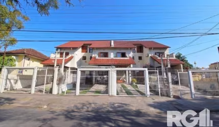 Casa Encantadora em Excelente Estado de Conservação! Com 3 dormitórios, incluindo uma suíte, e 2 banheiros sociais, esta residência oferece o espaço e o conforto ideais para você e sua família. Desfru