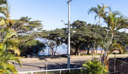 Apartamento de alto padrão, no melhor bairro da Zona Sul de Porto Alegre, a Vila Assunção,  Possui 3 suítes, sendo 1 máster, com 4 vagas de garagem, sacada com vista para o Guaíba. O Enseada Vila Assu
