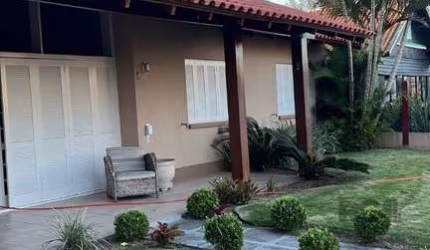 Descubra esta incrível casa à venda no Bairro Atlântida, em Xangri-Lá. Com uma ampla área privativa de 250 m² e total de 648,88 m², este imóvel é ideal para quem busca conforto e espaço. Localizada em