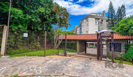 Cobertura de 03 dormitórios na Zona Sul de Porto Alegre&lt;BR&gt;. &lt;BR&gt;No andar inferior, 02 dormitórios, banheiro social, living estendido com churrasqueira, cozinha e área de serviço. Andar su