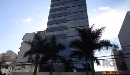 Sala comercial de frente, com 40,78 metros privativos, banheiro social, muito clara, e totalmente envidraçada, com 01 vaga de Garagem Rotativa exclusiva da Sala, portaria 24 horas com circuito interno