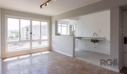 Apartamento de 2 dormitórios com 68m² localizado a 40m da Bento Gonçalves.&lt;BR&gt;&lt;BR&gt;Imóvel totalmente reformado com o living de 2 ambientes, cozinha integrada com a sala de estar, cozinha, á