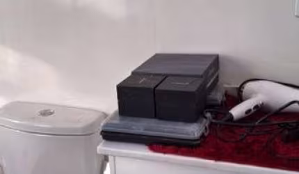 Otimo apto totalmente mobiliado na Riachuelo com uma bela vista pro guaíba. 01 dormitório (banheiro no quarto), sala, cozinha e área de serviço separada. Todo reformado inclusive elétrica e hidráulica