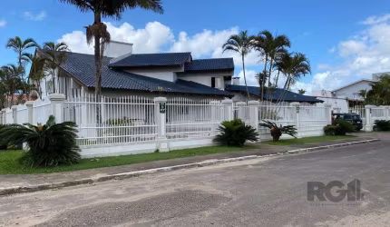 Descubra sua nova casa na Rua Dom Luís Guanella, localizada no bairro Zona Nova, em Capão Da Canoa. Com uma ampla área total de 870 m² e área privativa de 495 m², este imóvel oferece espaço de sobra p