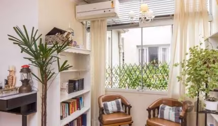 Excelente apartamento de 118m² no bairro Auxiliadora! O imóvel é composto por amplo living para dois ambientes, lavabo, 3 dormitórios sendo 1 com sacada fechada, banheiro social com ventilação natural