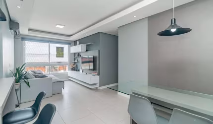 Porteira Fechada - Apartamento mobiliado com 72 m2 de área privativa com 3 dormitórios sendo 1 suite com ventilação natural, banheiro social, living amplo para 2 ambientes com teto de gesso rebaixado,