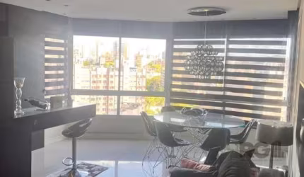 Apartamento 2 dormitórios, com suite, closet, lavabo, churrasqueira, andar alto, fino acabamento, mobiliado. 2 vagas de garagem separadas, depósito individual. Prédio com portaria 24 horas, salão de f