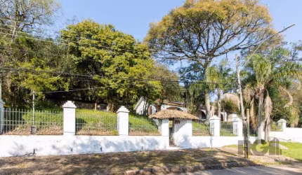Exclusivo para Investidores!&lt;BR&gt;Casa na parte alta de Belém Novo , Morro do Veludo, construída em terreno de 40x80,  com  3 dormitórios, sendo 1 suíte,  sala com  lareira e bar, além de varanda 