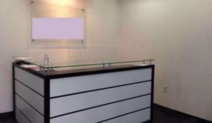 Prédio comercial central, independente, com três andares, recepção com sala de espera, 12 salas de atendimento separadas por divisórias móveis, dois banheiros independentes por andar, copa cozinha (re