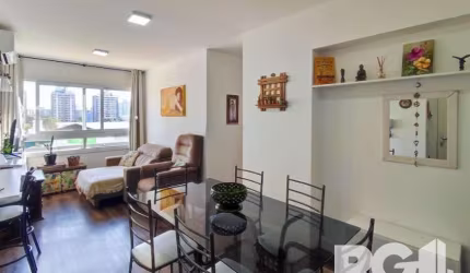 Este apartamento de 67m² privativos oferece 3 dormitórios, sendo um deles uma suíte. A sala de estar possui 2 ambientes, e a cozinha americana está integrada com a área de serviço, que conta com churr