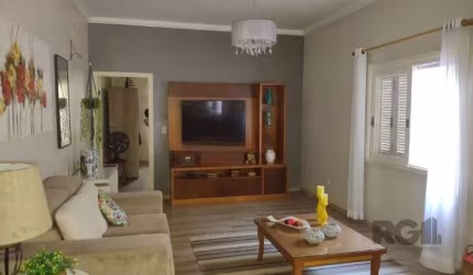 Ampla residência, com 4 dormitórios sendo 1 suíte, o andar térreo conta, com cozinha, lavabo, espaçoso living em dois ambientes, área gourmet com churrasqueira interligada com uma maravilhosa piscina 