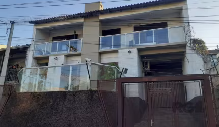 Casa principal 3 dormitórios sendo uma suíte,  living enorme com lareira e uma sacada ampla para rua, gabinete, lavabo, sala de jantar, cozinha, área fechada com churrasqueira. No primeiro andar os do