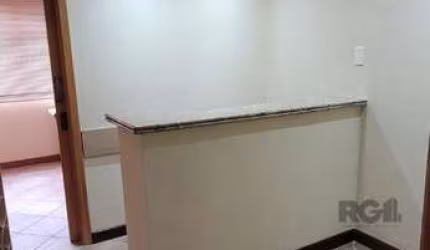 Sala comercial no centro Histórico em Porto Alegre, com recepção duas salas bem amplas.  Andar alto, frente , muito ensolarada e ventilada. Banheiro privativo.  Orientação solar norte. Prédio tradicio