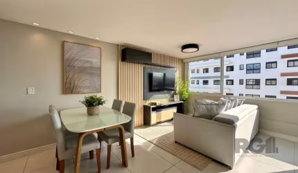 Novidade à venda: apartamento decorado, pronto para morar. Este imóvel possui 2 dormitórios, sendo 1 suíte, e oferece um living integrado com espaços de estar e jantar. A cozinha americana grande é to