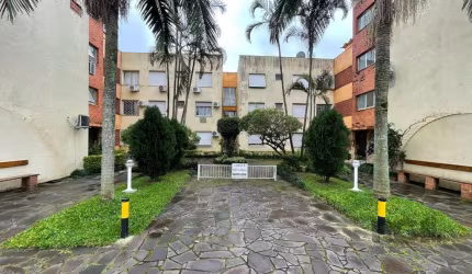Apartamento de dois quartos situado no Bairro Camaquã, este imóvel apresenta um ambiente de estar e jantar integrados, cozinha com área de serviço conjugada, além de um banheiro social. Os quartos são
