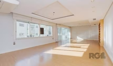 Vende-se apartamento desocupado no bairro Moinhos de Vento, com 4 quartos (dormitórios) sendo 1 suíte, banheiro com hidro, 2 vagas cobertas e escrituradas com depósito individual, living amplo com sac