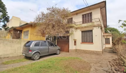 Ótima casa bem iluminada e arejada, com 04 dormitórios sendo 1 com ar condicionado , living dois ambientes com lareira, 02 banheiros, toda gradeada, nos fundos uma peça com banheiro e ambiente para la