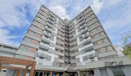 Excelente studio com 1 dormitório integrado ao living, banheiro e churrasqueira, 1 vaga de garagem escriturada. Empreendimento com infra completa, piscina adulto e infantil, piscina térmica, salão de 
