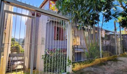 Casa à Venda Próximo à Sepé Tiarajú, Porto Alegre.&lt;BR&gt;&lt;BR&gt;Apresentamos uma excelente oportunidade de compra em um dos bairros mais tradicionais de Porto Alegre! Esta charmosa casa está loc