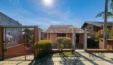 Casa de 3 dormitórios, 3 vagas com pátio no Bairro Ipanema Imperial Park em Porto Alegre.&lt;BR&gt;&lt;BR&gt;Living, banheiro social, com 3 dormitórios e 1 gabinete ou 4º dormitório. Andar do pátio co