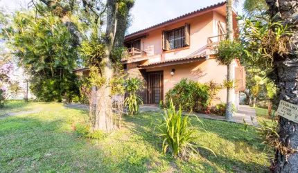 Casa de esquina que possui 4 dormitórios sendo 1 suíte no bairro Cristal. &lt;BR&gt;&lt;BR&gt;Imóvel de esquina, construção sólida que possui 4  dormitórios sendo 1 suíte com closet e sacada, três ban
