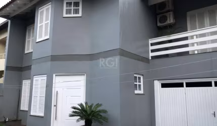 Casa 3 dormitórios sendo 1 suíte em  piso laminado, sala estar e jantar ampla, cozinha espaçosa e lavanderia separado, garagem para dois carros cobertos com churrasqueira e pátio amplo com piscina  e 