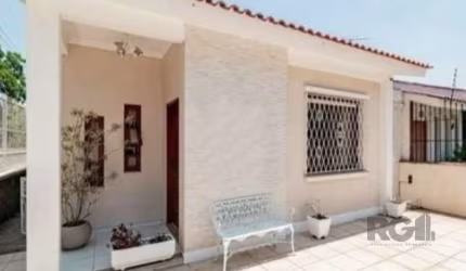 Ótima casa térrea de esquina à venda na Vila Ipiranga. &lt;BR&gt;&lt;BR&gt;3 quartos (1 suíte master e 1 suíte), hall de entrada, 3 banheiros, sala ampla para 2 ambientes, cozinha com móveis sob medid