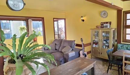 Cobertura de 3 dormitórios no bairro Passo Da Areia, em Porto Alegre, próximo ao Bourbon Country!! &lt;BR&gt;Primeiro piso: 3 dormitórios, banheiro social e living 02 ambientes. Cozinha com área de se