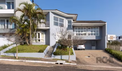 Linda Casa Moderna em Condomínio&lt;BR&gt;&lt;BR&gt;Construída em dois terrenos do condomínio, proporcionando mais espaço e privacidade&lt;BR&gt;Arquitetura Contemporânea: Design moderno com ambientes
