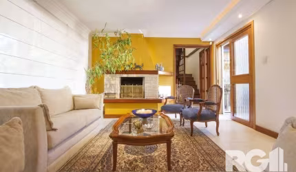 Encantadora, extremamente confortável, bem planejada e localizada em uma área privilegiada. Essa casa possui 3 dormitórios incluindo uma suíte com closet, ideal para conforto e organização, sacada com